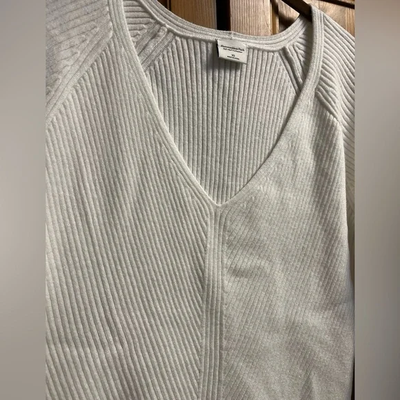 Abercrombie white v neck sweater size XS - Picture 3 of 4